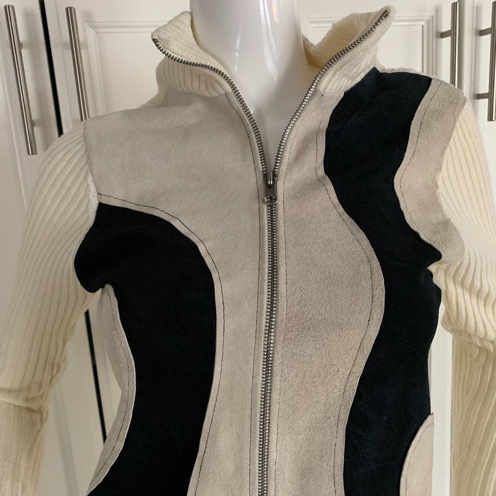 Alfa small suede look tan/black knit top